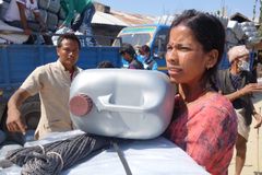 Mission Øst uddelte vandbeholdere og hygiejneudstyr i hårdt ramte landsbyer nør jordskælvenes epicentre.