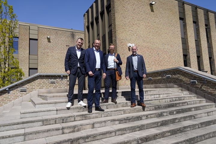 Niels Flemming Hansen og Benny Engelbrecht var mandag på besøg på rådhuset, hvor de mødte Jan Riber Jakobsen og Erik Uldall Hansen. Foto: Aabenraa Kommune