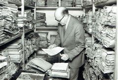 ”Olav Christensen var arkivleder fra 1946-1973. Her ses han ca. 1970 i færd med at finde oplysninger i arkivalierne.” Billedet tilhører Historisk Arkiv for Haderslev Kommune.