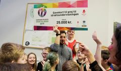 Kristian Christrup Larsen ved dagens overrækkelse på Lille Næstved Skole. Fotokredit: Johnny Wichmann, Dansk Skoleidræt