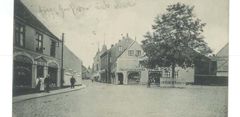 Postkort fra Søndertorv i Aabenraa med Fredsegen. Kortet er sendt i 1913.