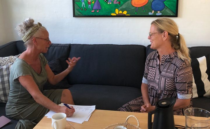 Barnets Blå Hus har blandt andet et godt samarbejde med Frederikshavn Kommune. Her ses leder Irene Lerche sammen med en af kommunens sundhedsplejersker.