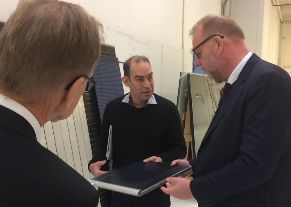 Ministeren på virksomhedsbesøg hos Racell. Her fra venstre formand for Dansk Solcelleforening og erhvervschef ved Eniig Flemming Kristensen, CEO hos Racell Yakov Safir og Energi-, Forsynings- og Klimaminister Lars Christian Lilleholt