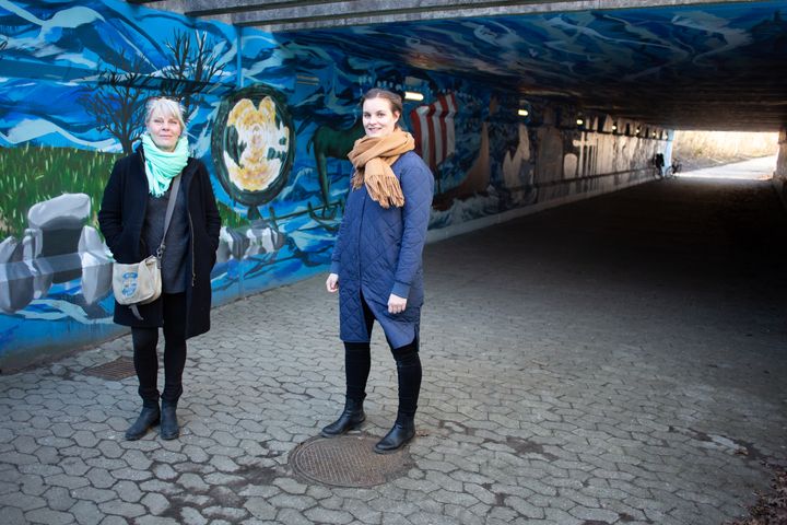 Boligsocial medarbejder Mette Jørgensen (TV) og lærer Maja Sandgren Birk står i tunnellen som elever fra Iværksætterunge-valgfaget har været med til at gendesigne.
Foto: Gorm Olesen