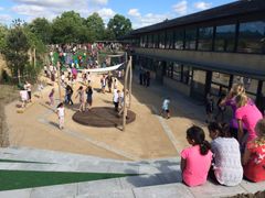 Vibeholmskolens legeplads står tomt om sommeren, men en ny konkurrence skal skabe liv i sommerferien også.