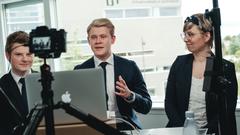 Niklas Stokholm og Christian ørum fra Bubbles sammen med Pernille Broløs Rasmussen fra Fonden for Entreprenørskab. Fra Bubbles' online pitch ved EM i entreprenørskab i 2020.