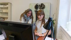 Arbejdet i det sociale rejsehold foregår ude hos borgerne. Her har Henriette Quistgaard og Liv Christensen fundet tid til et hurtigt planlægningsmøde på Startskuddets kontor i København. 