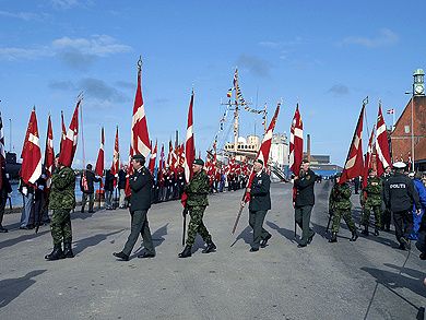Ikke mindre end 82 faner dannede faneborg ved det royale besøg i Nakskov i 2008