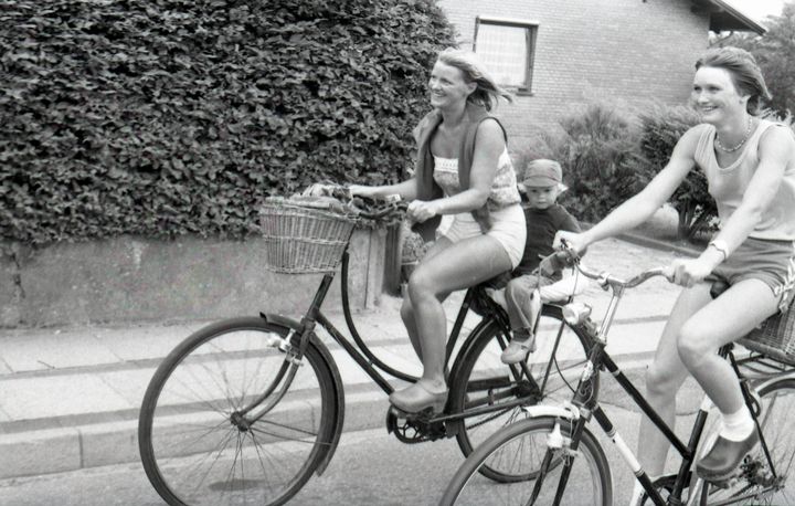 "To sønderjyske kvinder på cykeltur i 1970' erne". Foto: Historie Haderslev