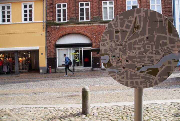 Seværdighedsskiltet ved domkirken i Nørregade