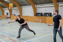 Gardar Orn Hardarson (tv.) kan godt lide at være aktiv, og sammen med de nye venner giver det nyt indhold i tilværelsen. Foto: Esbjerg Kommune
