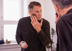 Claus Meyer har deltaget aktivt i test af den nye hudplejeserie og ses her med "Meyers Care" ansigtsmasken. Foto: Morten Lassen.