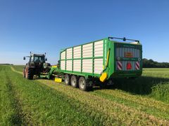 Kløver- og lucernegræs høstes med en såkaldt MaksiGrass-vogn og fragtes herefter videre til græsproteinfabrikken, hvor det bliver forarbejdet. Foto: Ausumgaard
