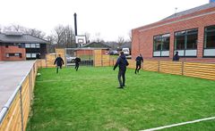 Eleverne indvier den nye multibane med et spil fodbold. Foto: Christina Elvira Dahl