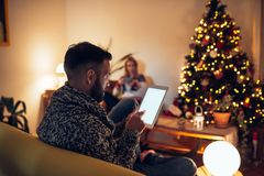 Danskerne køber årets julegaver fra sofaen.
