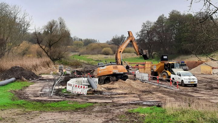 ROMUs arkæologer har løbende fulgt med og holdt øje med nye muligheder for at blive klogere på fortiden, efterhånden som ledningsarbejdet langs Lejre Å er skredet frem. Foto: Ole Kastholm / ROMU