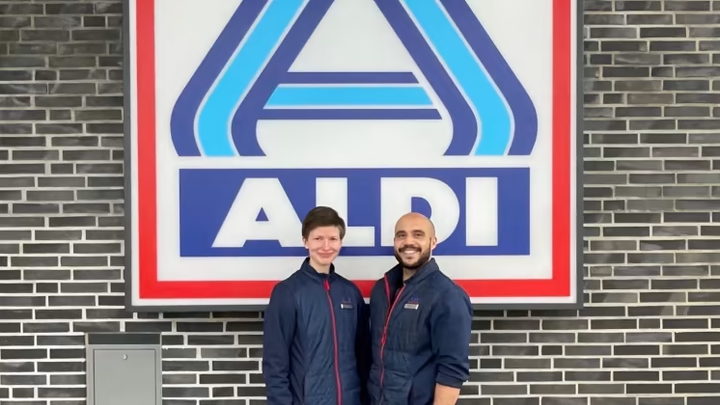 Foto fra venstre: Elev Henriette Andreasen og butikschef Mohammad Al Asadi