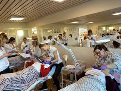 Den praktiske del af undervisningen i klinikken hos Dermatech i Vejle. Foto: Aleksandra Kjaersfeldt.