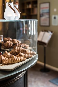Croissanter i glasmontren i Meyers nye pop-up-bageri. Foto: Martin Kaufmann