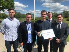 Fra venstre mod højre: Peter Hansen, J.E. Pedersen Maskinfabrik AS, Produktionschef & Ejerleder Thomas Larsen, J.E. Pedersen Maskinfabrik AS, Lærling Frederik Møller Folsø Nielsen, J.E. Pedersen Maskinfabrik AS, Direktør Kent Damsgaard, DI, Formand Carsten