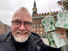 Blå Kors Danmark har modtaget ca. 800 dåser te, som bliver uddelt til udsatte i Danmark.