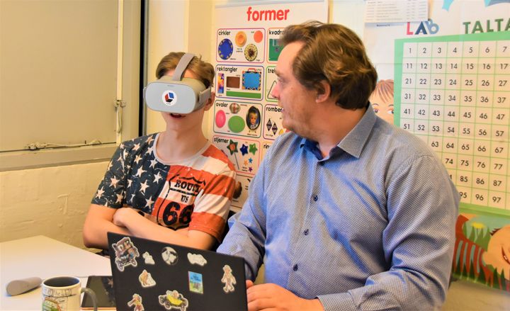 Jonas Munk-Hørsving er en af de pædagoger på Bakkeskolen, der har taget den nye læringsteknologi i brug.