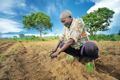 Genbrugstøj kan blive til mad og bedre levevilkår i Malawi. Foto: Paul Jeffrey.