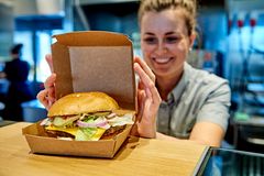 I overensstemmelse med tidens madtrends vil Sunset Boulevard tilbage til de klassiske dyder inden for burgerhåndværket med den nye burgerserie. Krudtet er brugt på få men velvalgte ingredienser. Foto: PR