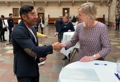 Beskæftigelses- og integrationsborgmester i København, Cecilia Lonning-Skovgaard (th) giver hånd til en af Danmarks nye statsborgere. Foto: Jakob Balthazar Munk
