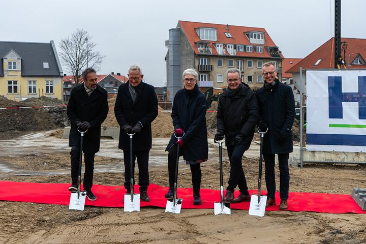 Fra venstre: Michael Sheikh, ejer af Momentum Plus, Michael Bruhn, direktør i PFA Ejendomme, Kirsten Jensen, borgmester, Svend Pedersen, administrerende direktør i HHM, og Peter Carstensen, direktør i HHM.