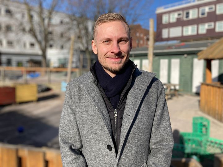 André Brylle Svensson, der er pædagogisk leder i Børnehuset Badutski på Vesterbro, oplever, at lederuddannelsen både gavner ham som leder, men også resten af personalet i dagtilbuddet.