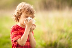 Har du døjet med gentagne nyseture, løbende næse eller kløende øjne i mere end 14 dage, kan du meget vel være allergisk over for pollen. (Foto: www.alk.dk)