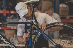 Simon B. Pedersen er trioens mekaniske geni og sætter gerne cyklerne, som de også sælger, i stand. PR-foto: Martin Lindeblad Jørgensen.