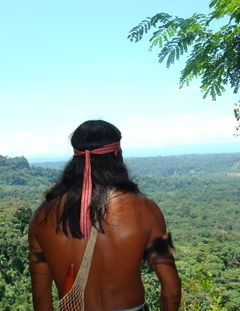Shuar indianer Enrique Vargas ser udover skoven i Arutam