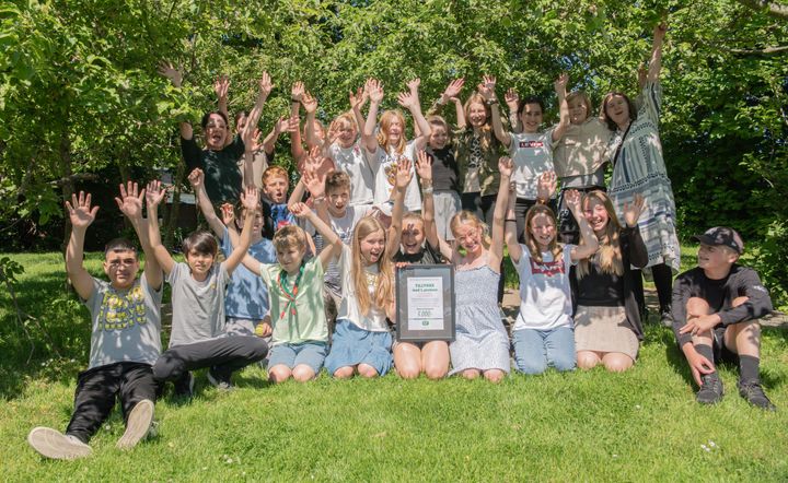 FÆLLES FEJRING: Det bragte store smil frem hos både eleverne og deres klasselærer, da 6.C på Kragelundskolen i Højbjerg blev overrasket med budskabet: I har vundet GF Fondens filmkonkurrence! (Foto: GF Fonden)