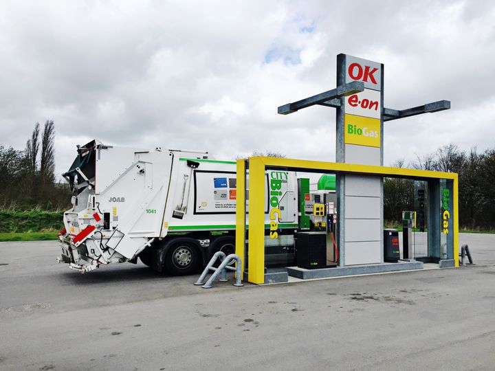 Gaslastbil tanker biogas på en af E.ONs biogastankstationer. Foto: Jeppe Carlsen