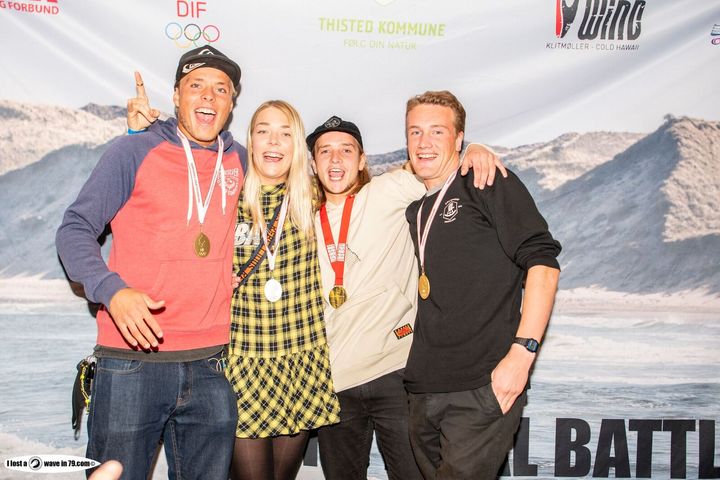 Dm guldvindere 2018 i surf  (fra venstre) Oliver Hartkopp (Mens Open), Anne Sofie Borregaard (Women), Marius Aagesen (Juniors) og Robert Storm Rasmussen (Longboard) Foto : Brian Engblad