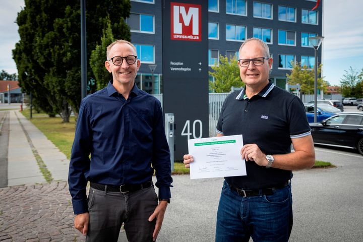 Produktspecialist Steffen Sohl (th) fra stål- og teknikgrossisten Lemvigh-Müller fik sit IAD Advanced-certifikat overrakt af Product Manager Søren Nørgaard Andersen (tv) fra Schneider Electric.