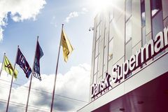 Flag ved Dansk Supermarkeds hovedkontor i Årslev. Foto: Jesper Rais