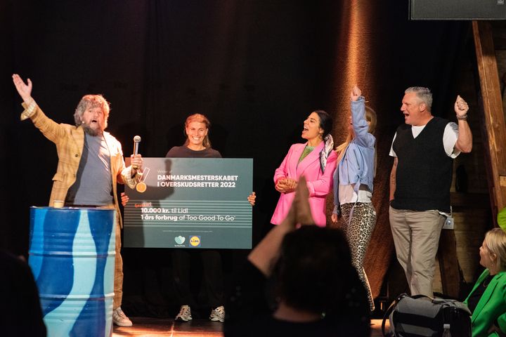 Nanna Buch Pedersen fra Aarhus blev den helt store vinder af DM i overskudsretter. Udover æren vinder hun et års forbrug af Too Good To Go og et gavekort på 10.000 kr. til Lidl.