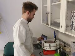 Mads Skjærbæk arbejder i laboratoriet.