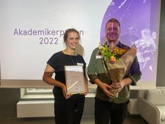 Medejer af Klosterbryggeriet Signe Palm (tv) og akademikeren Henrik Palm vinder regionsfinalen i Akademikerprisen. Finalen afholdes i november 2022.