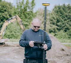 At construction company Harry Andersen & Søn A/S, UnicontrolRover is now a firm fixture in their toolbox:
“We use UnicontrolRover to survey all sorts, from the ground to the sewers and staking out points for kerbs, as well as to check heights after levelling. It’s so handy, as it means precision as well as reliability," says surveyor Lars Thomsen, from Harry Andersen & Søn A/S.