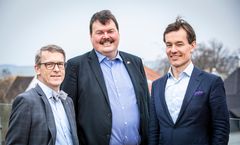 T.v. Søren Schock Petersen adm. direktør i SISA. I midten: Karsten Høy, CEO i Greenland Venture, T.h. Rolf Kjærgaard, CEO i Vækstfonden