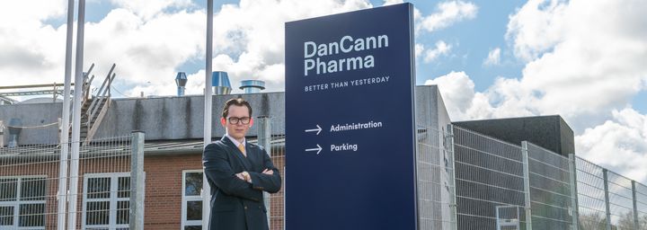 Jeppe Krog Rasmussen foran DanCann Pharmas produktionsfacilitet Biotech Pharm1 i Ansager