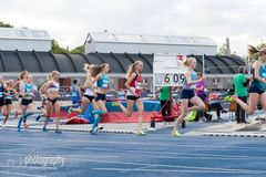 Anna Emilie Møller, nummer to i de gule sko, stiller til start på 1500 meter ved CAG. (Foto: Sparta)