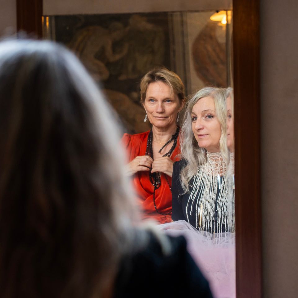 Marie Louise Bech Nosch og Else Skjold. 'Det store stofskift' på Designmuseum Danmark. Foto: Andrea Sonne