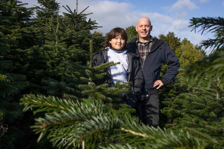 For Jimmi Ree (t.h.) og hans datter Emma betyder julehjælpen, at der er råd til julehygge. Foto: Jens Peter Engedal.
