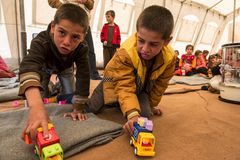 På Mission Østs center på Sinjar-bjerget får børn et frirum til at lege og indhente skolekundskaber. Foto: Peter Eilertsen.