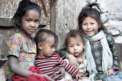 Piger i Nepal får hjælp til skolegang i Mission Østs læsegrupper. Her lærer de også om deres rettigheder i samfundet. Foto: Mission Øst